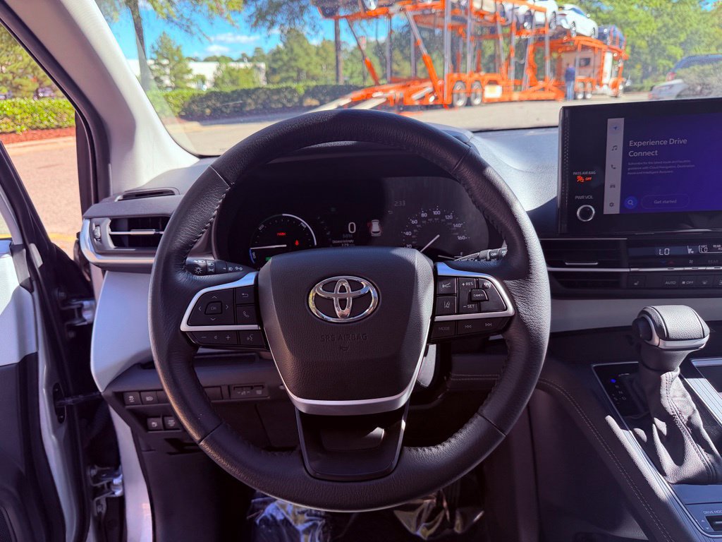 Used 2025 Toyota Sienna XLE FWD image 21