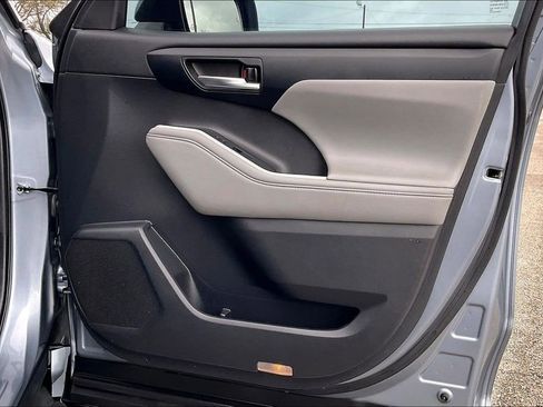 Used 2021 Toyota Highlander XLE image 29