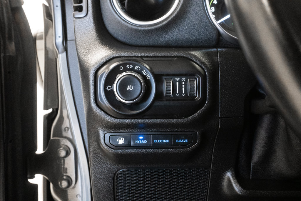 Used 2021 Jeep Wrangler Unlimited Sahara w/ Cold Weather Group AWD/4WD image 17