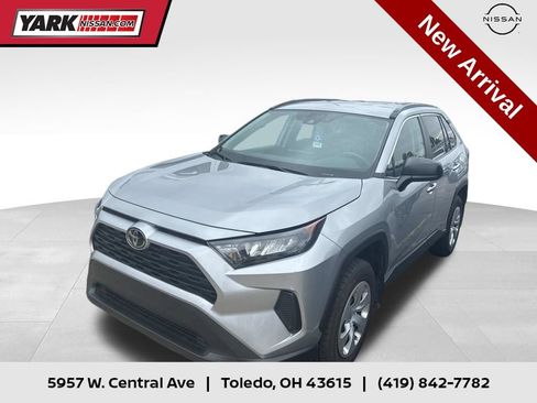 Used 2021 Toyota RAV4 LE AWD/4WD image 1