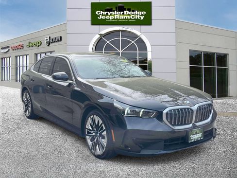 Used 2025 BMW 530i xDrive w/ Premium Package AWD/4WD image 4