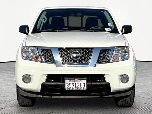 Used 2019 Nissan Frontier SV image 2