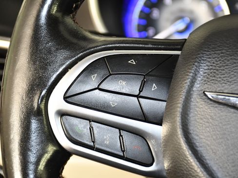 Used 2020 Chrysler Pacifica Touring-L FWD image 20