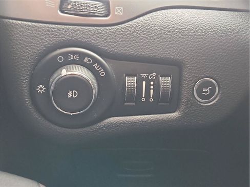 Used 2019 Jeep Cherokee Limited FWD image 17