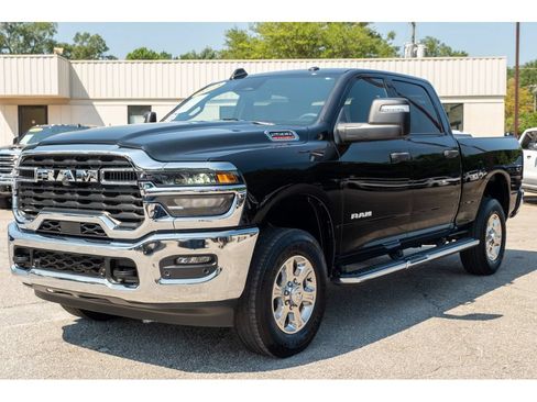 Used 2025 RAM 2500 Big Horn AWD/4WD image 4