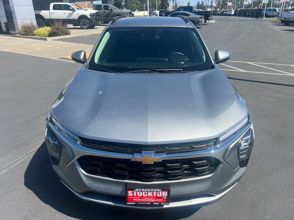 Used 2025 Chevrolet Trax LT w/ LT Convenience Package FWD image 6