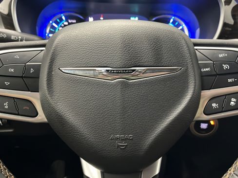 Used 2023 Chrysler Pacifica Pinnacle FWD image 17