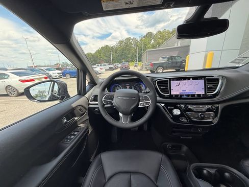 New 2027 Chrysler Pacifica Select FWD image 8
