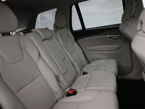 Used 2024 Volvo XC90 B5 Plus w/ Protection Package Premier image 33