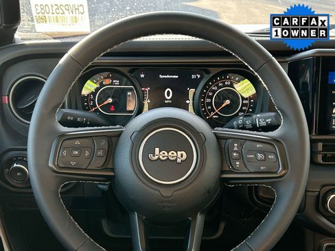 Used 2025 Jeep Wrangler Unlimited Rubicon image 12