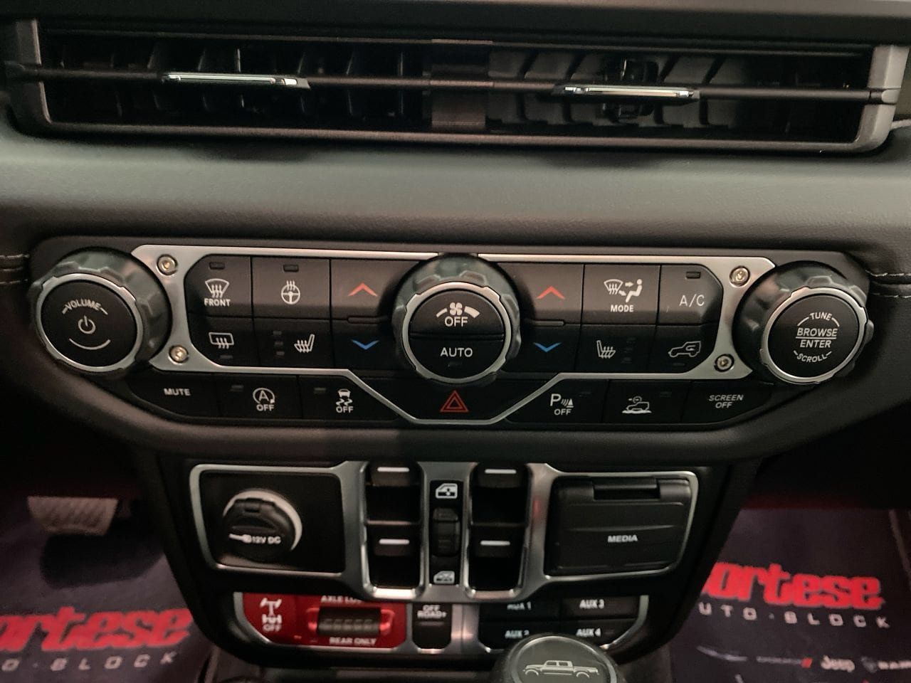 Used 2025 Jeep Gladiator Mojave AWD/4WD image 22