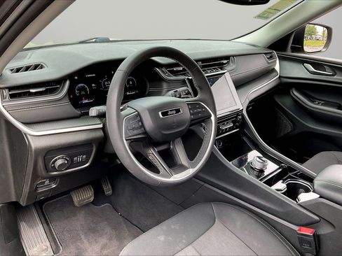 Used 2023 Jeep Grand Cherokee Laredo image 19