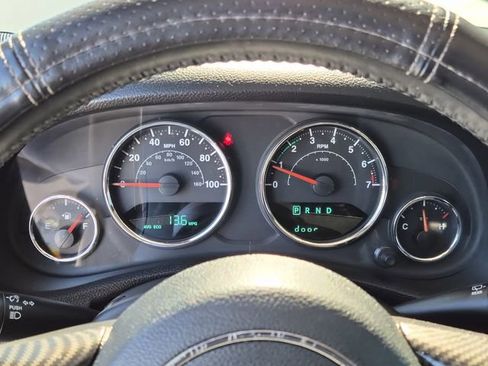 Used 2018 Jeep Wrangler Unlimited Sahara image 12