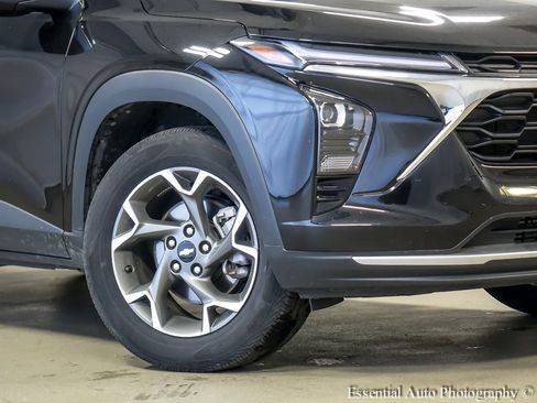 Used 2025 Chevrolet Trax LT w/ LT Convenience Package FWD image 4