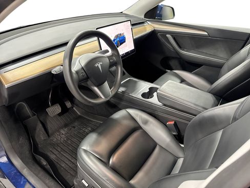 Certified 2023 Tesla Model Y AWD image 9