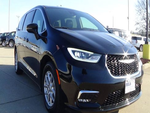 Certified 2025 Chrysler Pacifica Select FWD image 4