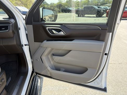 Used 2024 GMC Yukon SLT w/ SLT Luxury Package image 17