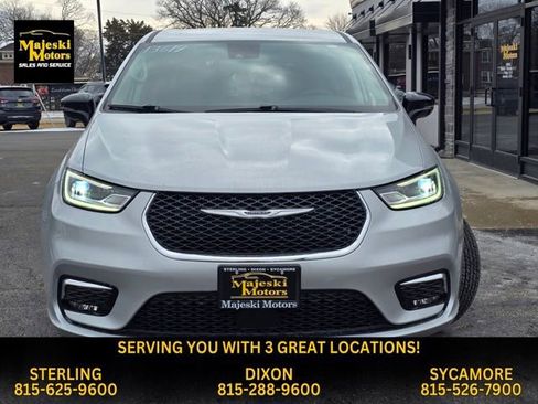 Used 2024 Chrysler Pacifica Touring-L image 2