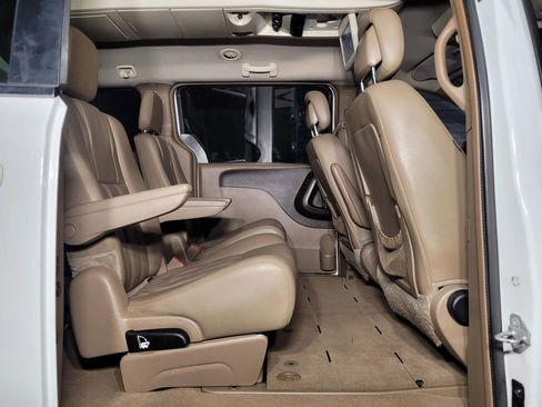 Used 2016 Chrysler Town & Country Touring image 31