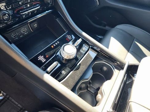 New 2025 Jeep Grand Cherokee Overland w/ Luxury Tech Group IV AWD/4WD image 16