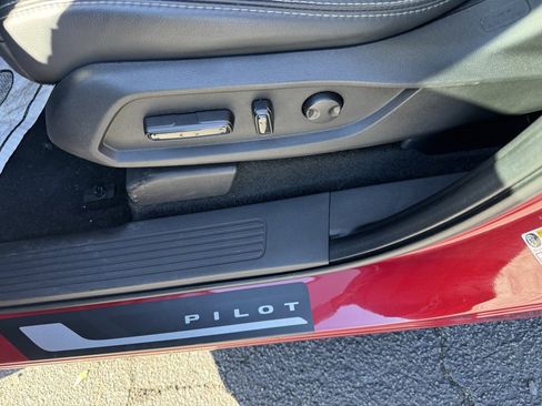 Used 2025 Honda Pilot EX-L image 17