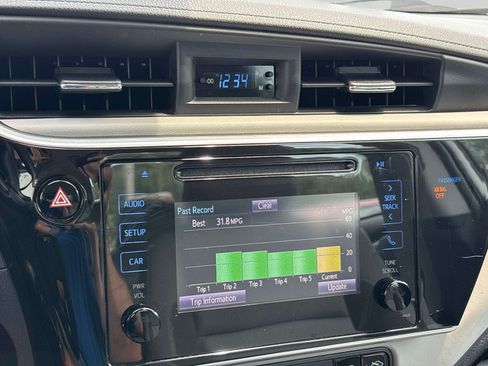 Used 2018 Toyota Corolla LE FWD image 19