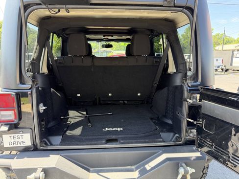 Used 2016 Jeep Wrangler Unlimited Sahara w/ Connectivity Group AWD/4WD image 41