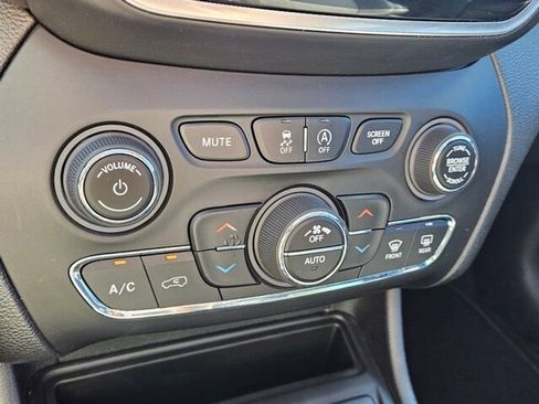 Used 2022 Jeep Cherokee Limited image 26