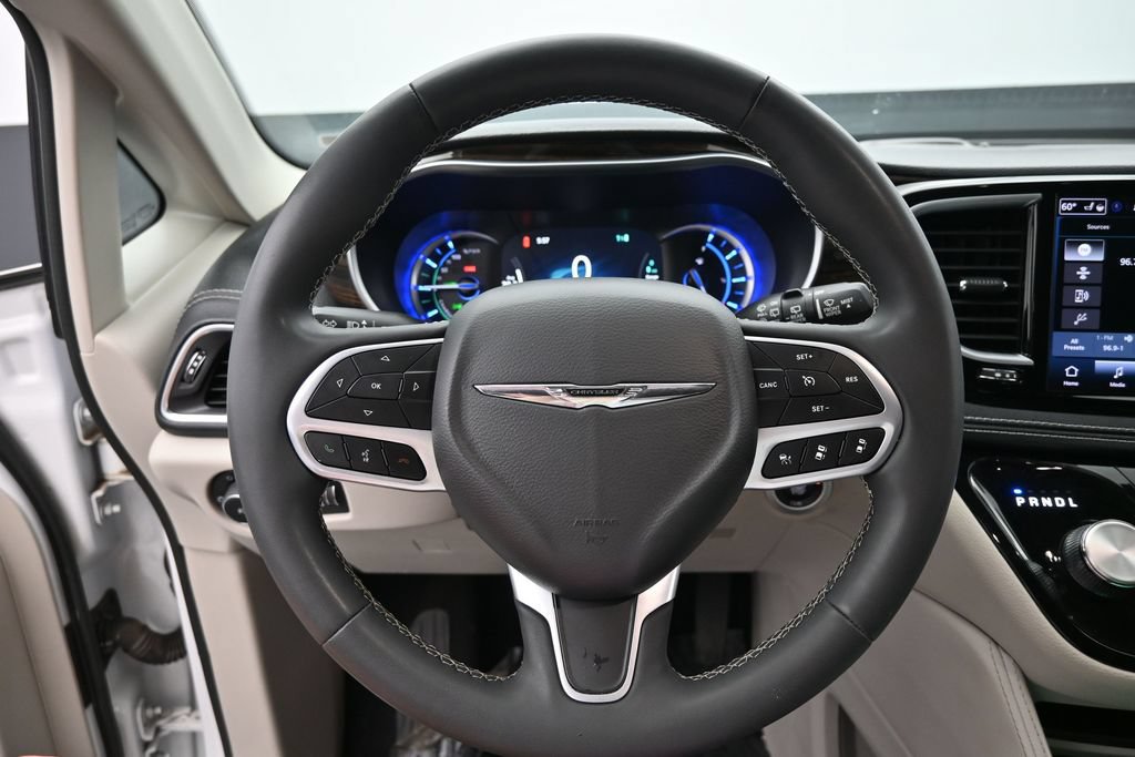 Used 2023 Chrysler Pacifica Limited FWD image 26