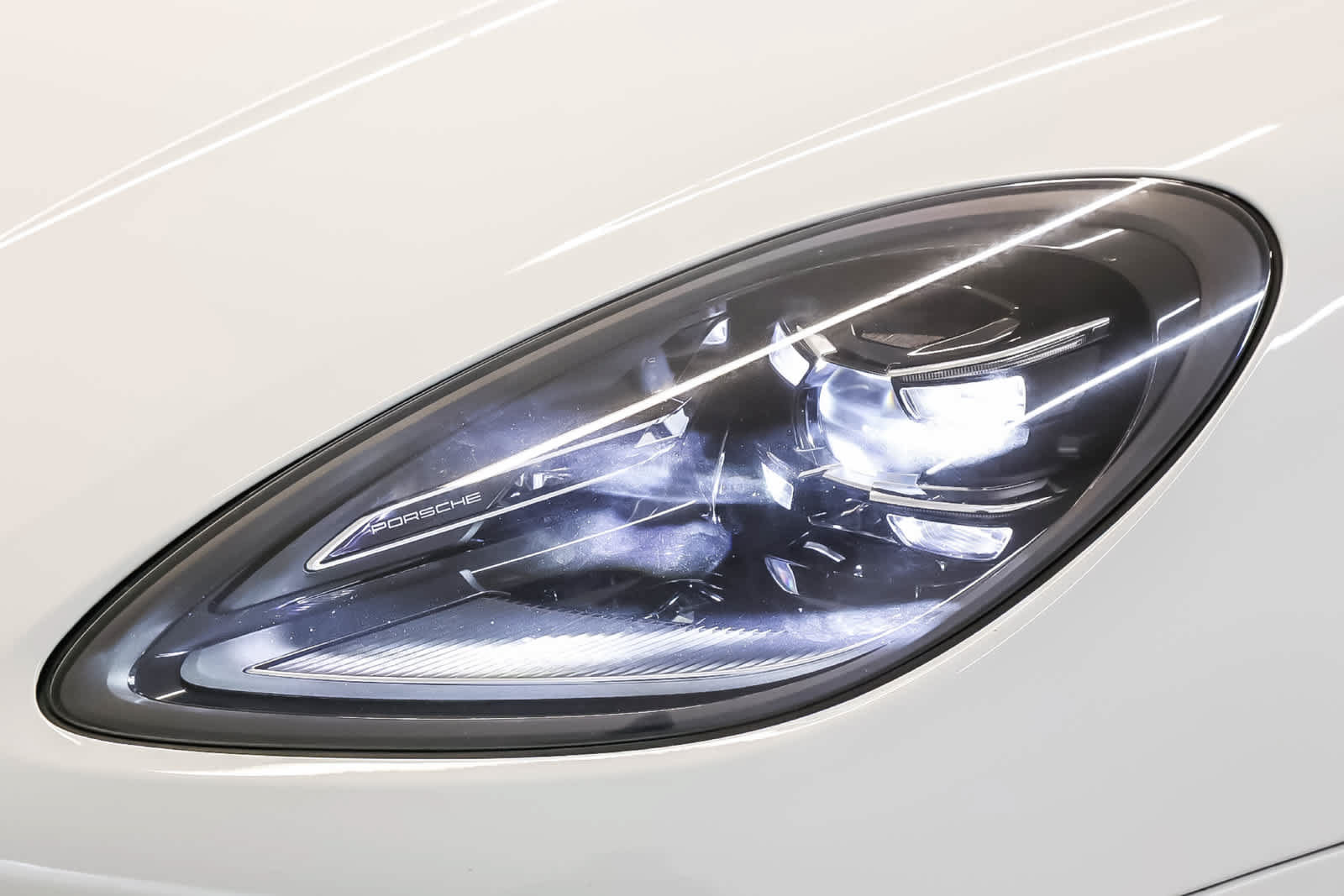 Certified 2024 Porsche Macan AWD/4WD image 14