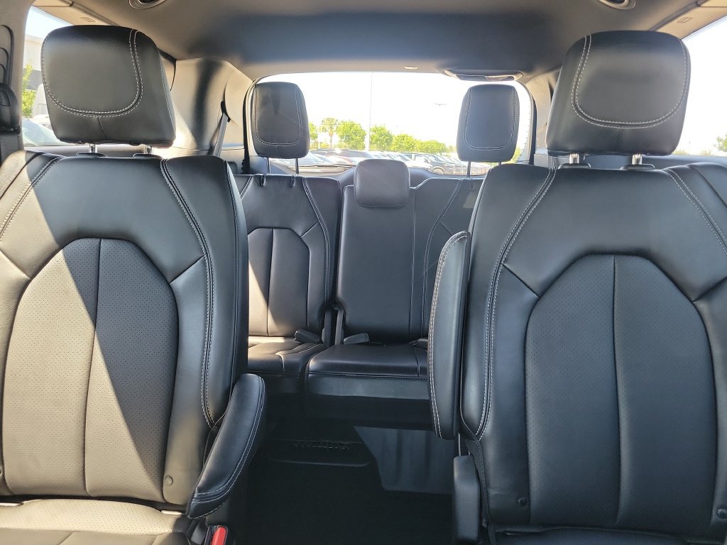 Used 2025 Chrysler Pacifica Select FWD image 30