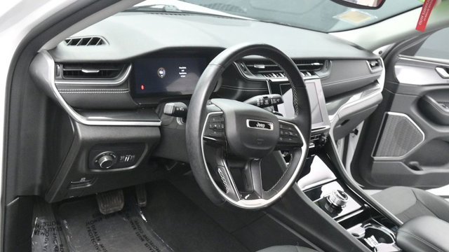 Used 2022 Jeep Grand Cherokee Laredo w/ Luxury Tech Group I AWD/4WD image 27