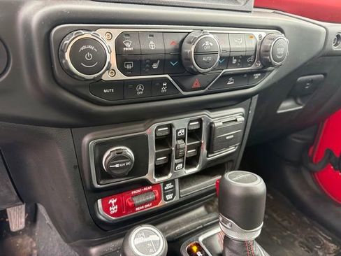 Certified 2022 Jeep Gladiator Rubicon w/ Cold Weather Group AWD/4WD image 11