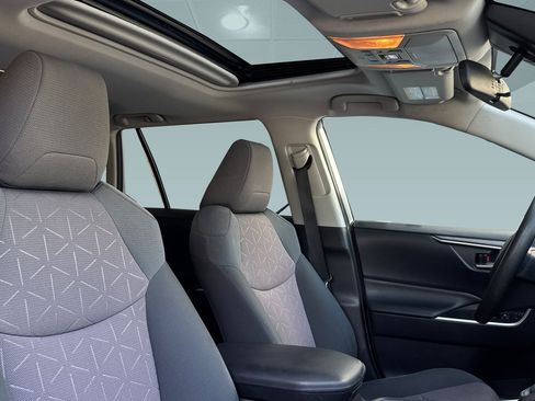 Used 2019 Toyota RAV4 XLE w/ Carpet Mat Package AWD/4WD image 32