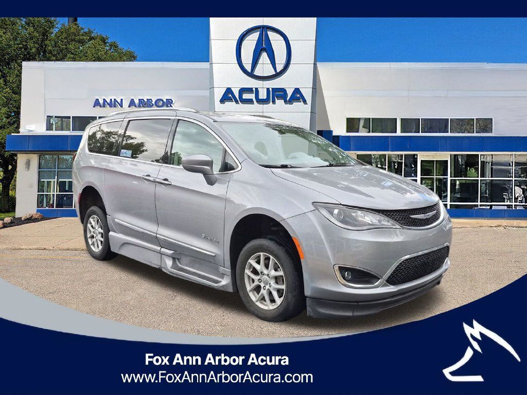 Used 2020 Chrysler Pacifica Touring-L FWD image 8
