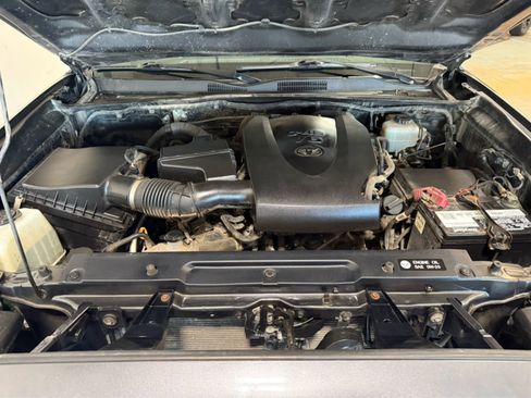 Used 2017 Toyota Tacoma TRD Off-Road AWD/4WD image 12