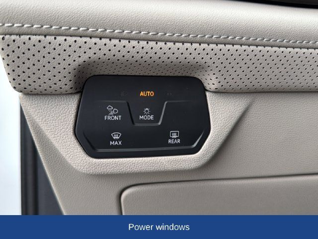 Used 2025 Volkswagen Atlas SE AWD/4WD image 14