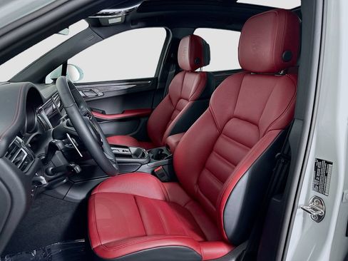 Certified 2025 Porsche Macan AWD/4WD image 25