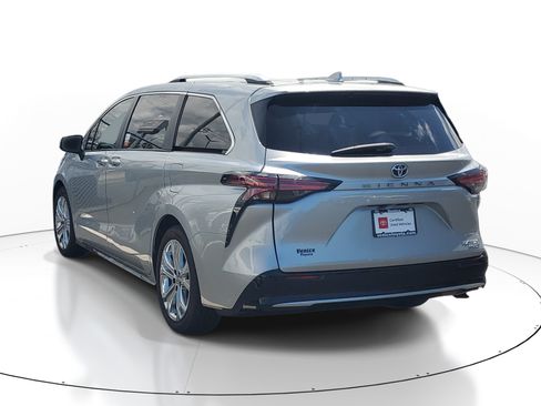 Certified 2023 Toyota Sienna Platinum FWD image 8