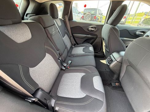 Used 2014 Jeep Cherokee Sport FWD image 37