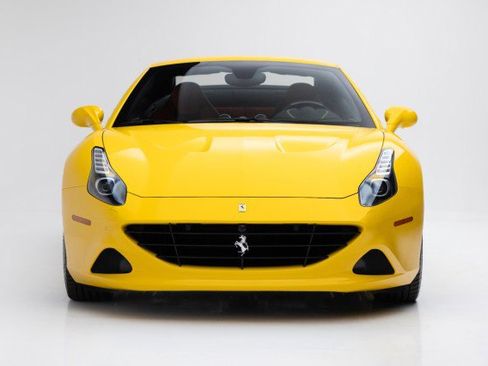 Used 2016 Ferrari California T image 21