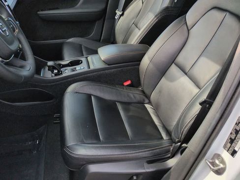 Used 2022 Volvo XC40 T5 Momentum AWD/4WD image 16