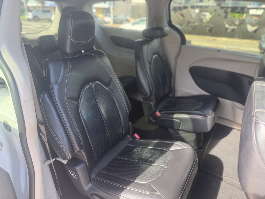 Used 2022 Chrysler Pacifica Touring-L FWD image 12