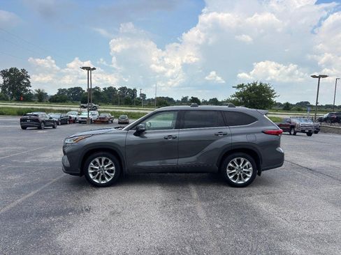 Used 2023 Toyota Highlander Limited AWD/4WD image 2