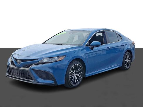 Used 2024 Toyota Camry SE image 3