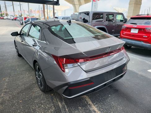 Used 2025 Hyundai Elantra SEL FWD image 3