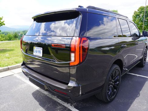 Used 2025 Ford Expedition Platinum w/ Stealth Appearance Package AWD/4WD image 18