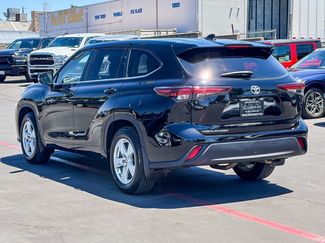 Used 2024 Toyota Highlander LE FWD video 2