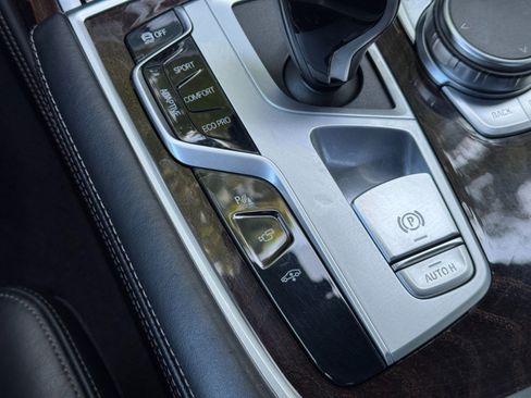 Used 2022 BMW 740i w/ M Sport Package RWD image 31