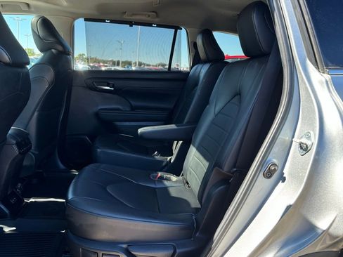 Used 2023 Toyota Highlander XLE image 16